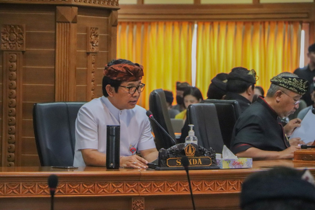 Ada Peningkatan Realisasi Pendapatan Daerah, Sekda Adi Arnawa Bahas RAPBD 2023